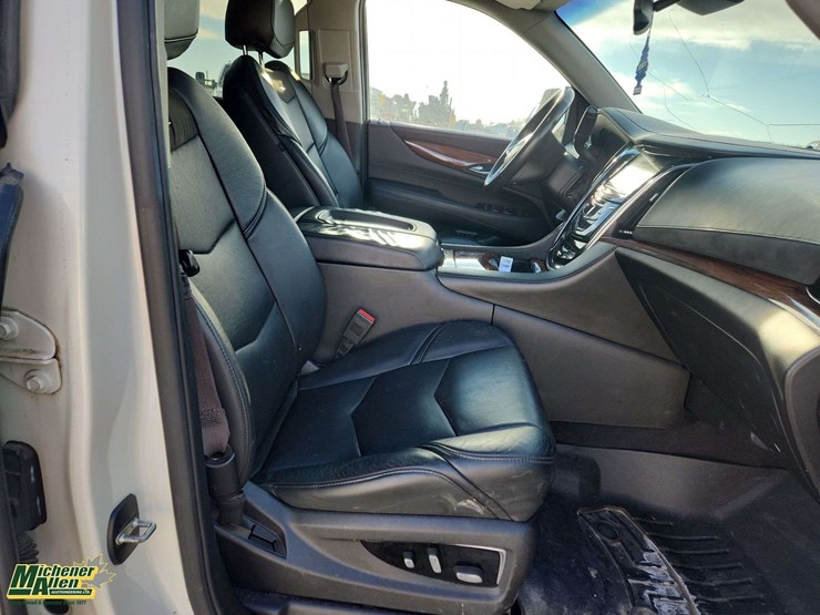 2015-cadillac-escalade-image-30