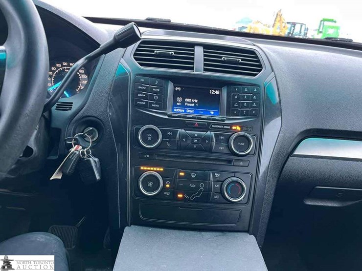 2017-ford-explorer-image-28