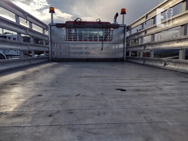 peterbilt-330-image-32