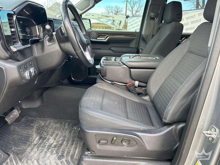 2023-gmc-sierra-elevation-crew-cab-4x4-pick-up-truck-image-12