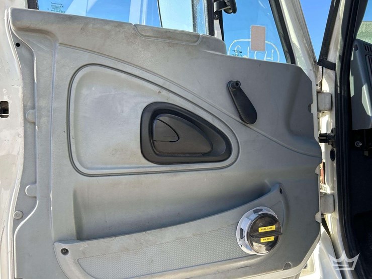 2006-international-bucket-truck-image-10