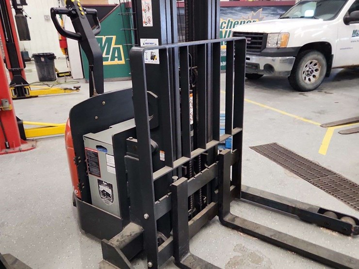 linde-electric-forklift-and-charger-non-operable-linde-wes40-02-4000-lbs-lbs-forklift-image-5