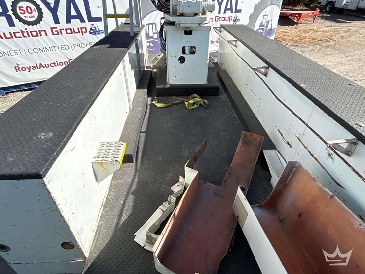 2006-international-bucket-truck-image-35