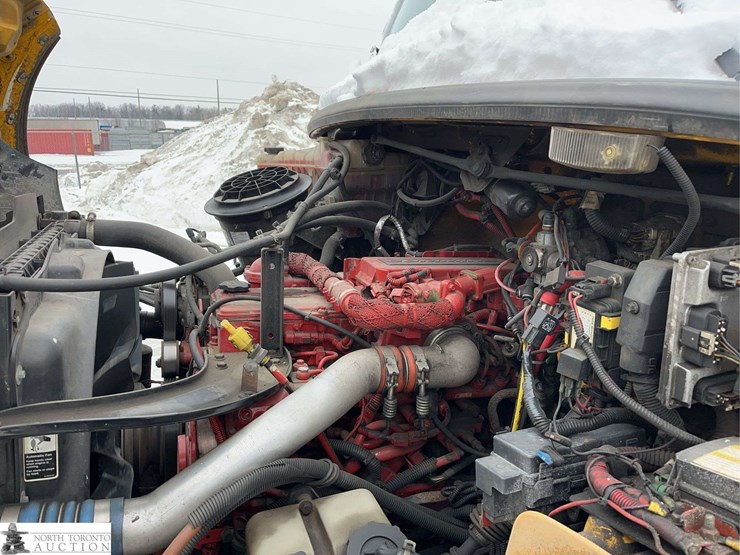 2011-freightliner-m2-106-image-28