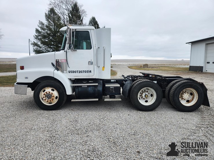 1995-white-wg64t-t/a-day-cab-truck-tractor-image-8