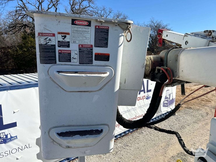 2006-international-bucket-truck-image-41