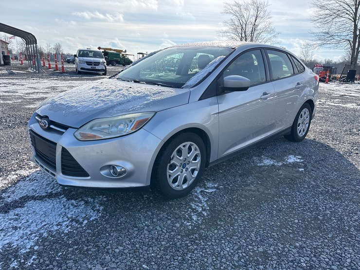 #1110-•-2012-ford-focus-passenger-car-image-10