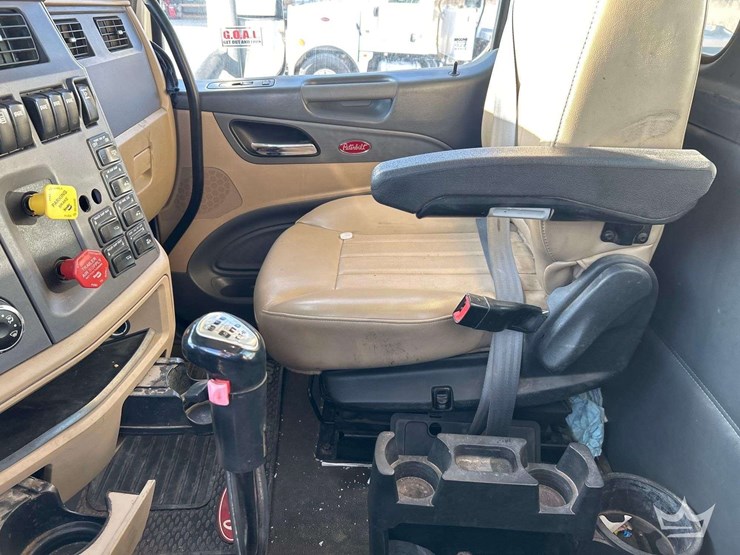 2017-peterbilt-567-image-18