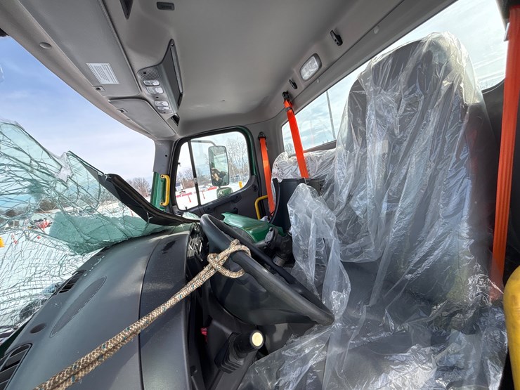 2024-freightliner-m2-106-image-13