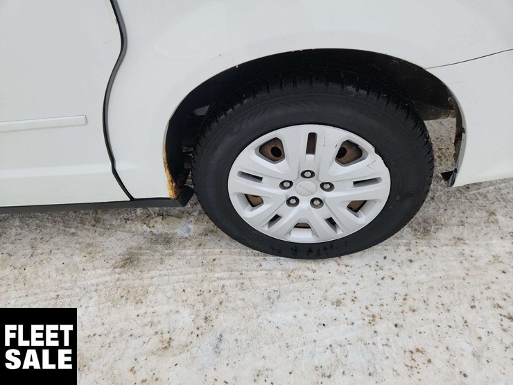 2015-dodge-grand-caravan-sxt-image-11