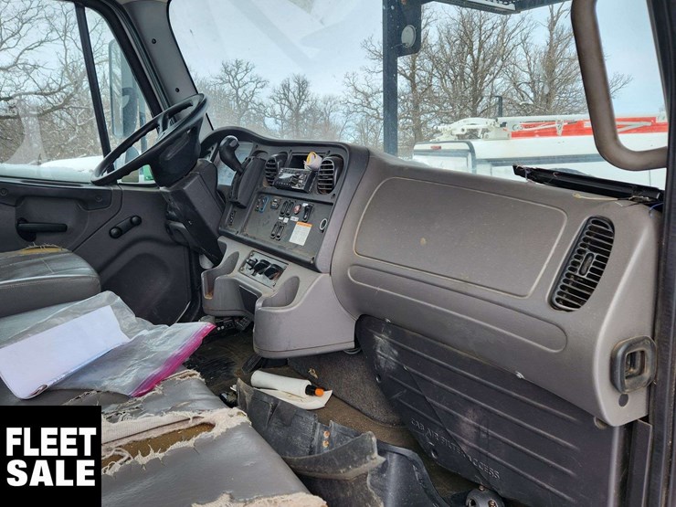 2020-freightliner-m2-106-image-15