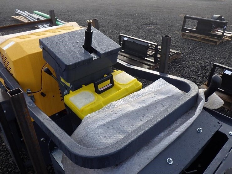 2025-sdlool-1000-vibratory-smooth-drum-roller-image-10