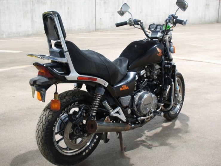 1986-honda-vf1100c-v65-magna-motorcycle-image-3