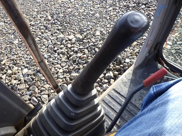 hitachi-zx225us-lc-image-32