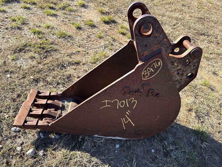 14in-digging-tooth-bucket-excavator-attachment-image-1