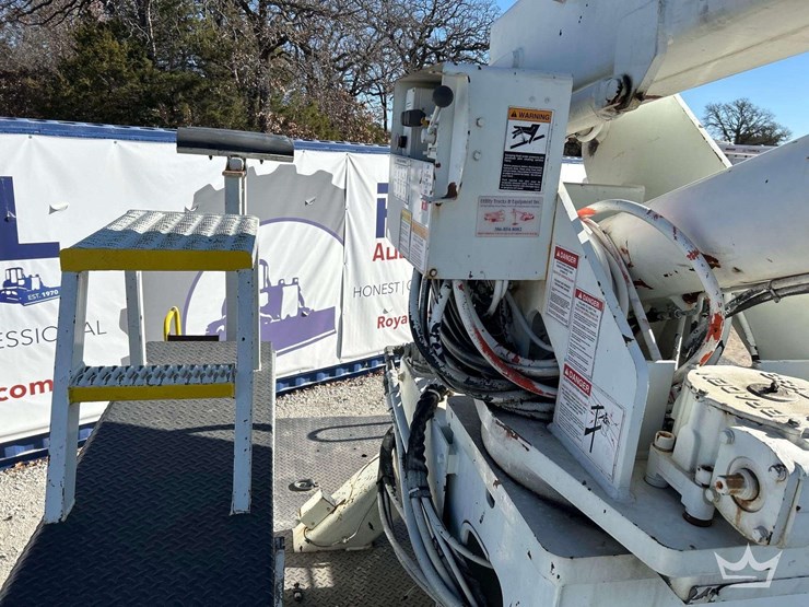 2006-international-bucket-truck-image-37