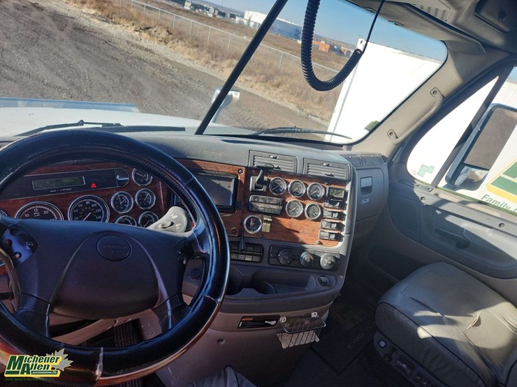2009-freightliner-cascadia-t/a-sleeper-tractor-image-18