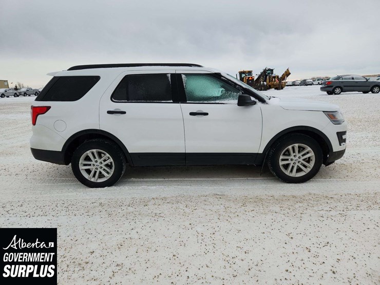 2017-ford-explorer-image-8