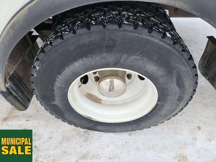 2016-freightliner-m2-106-image-13