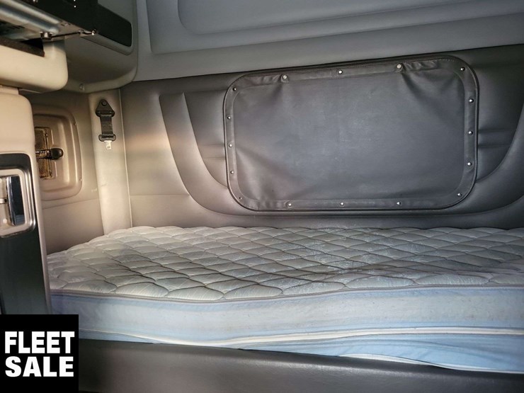 2016-peterbilt-389-image-30