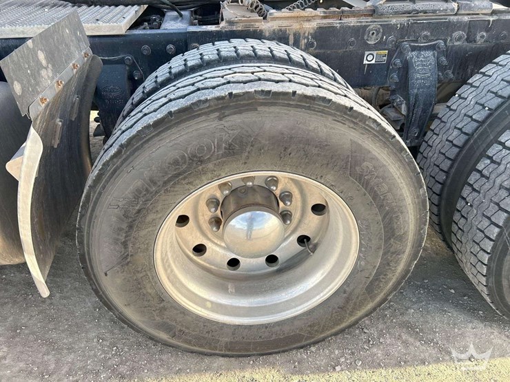 2017-peterbilt-567-image-24