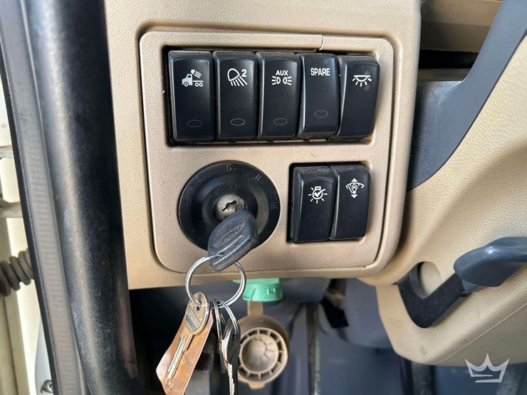 2017-peterbilt-567-image-14