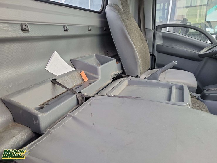 2017-isuzu-npr-image-16