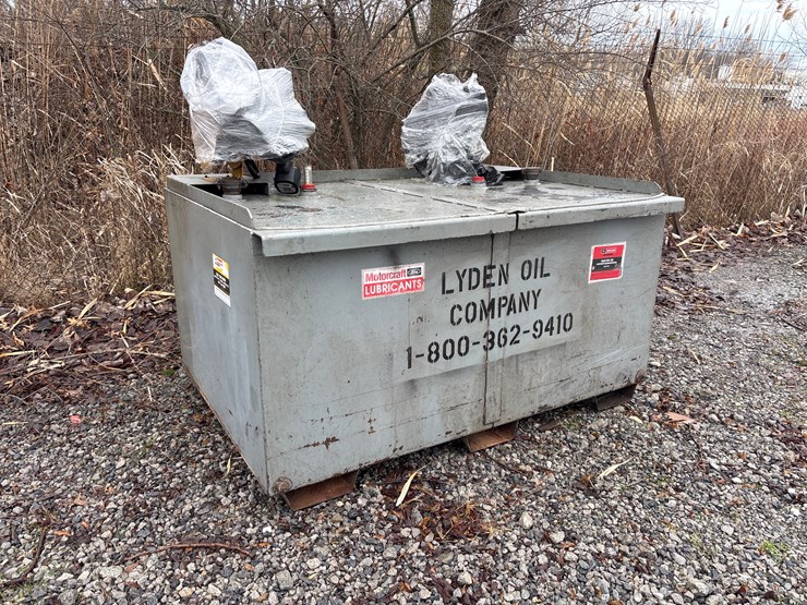 #3002-•-d1g.-dual-chamber-450gal-fuel-tank-with-pumps-image-1