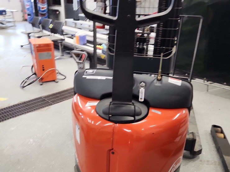 linde-electric-forklift-and-charger-non-operable-linde-wes40-02-4000-lbs-lbs-forklift-image-8