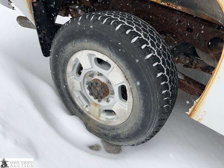 2011-chevrolet-k2500-image-10