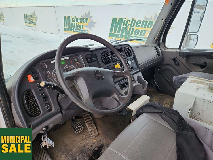 2016-freightliner-m2-106-image-16