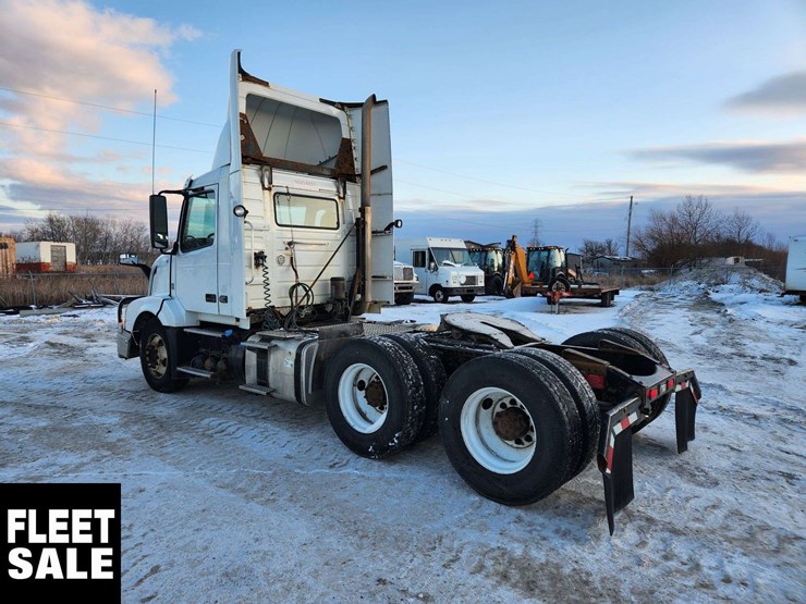 2015-volvo-vnl-t/a-day-cab-tractor-image-3