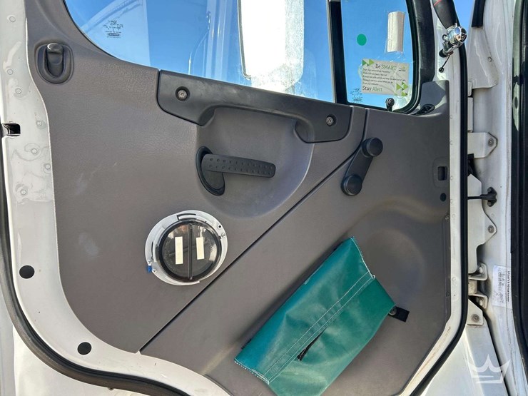 2013-freightliner-m2-bucket-truck-image-11