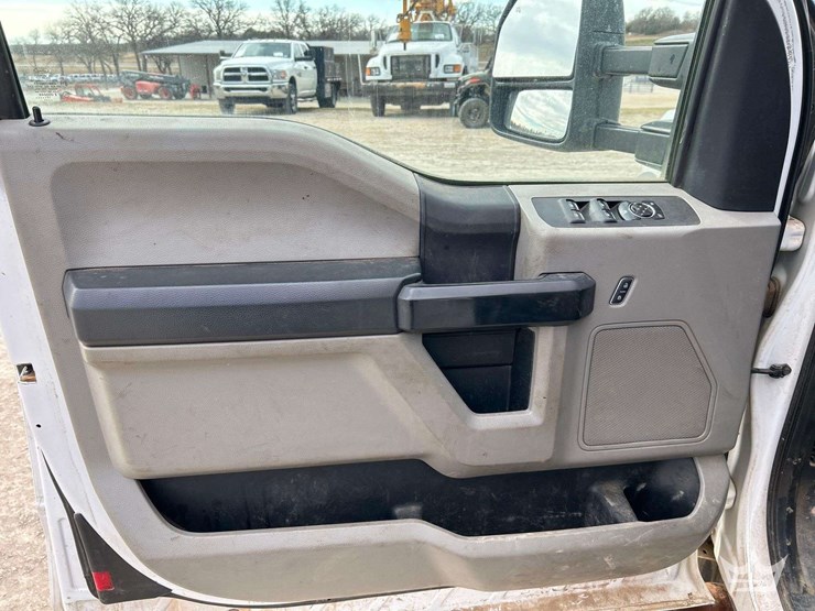 2017-ford-f550-image-11