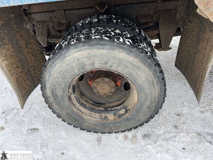 2016-freightliner-m2-106-image-10