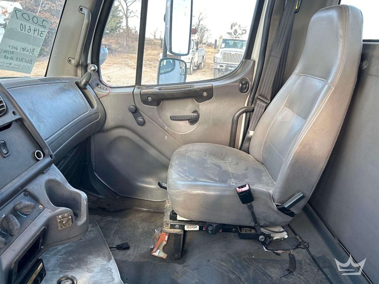 2006-freightliner-m2-bucket-truck-image-20