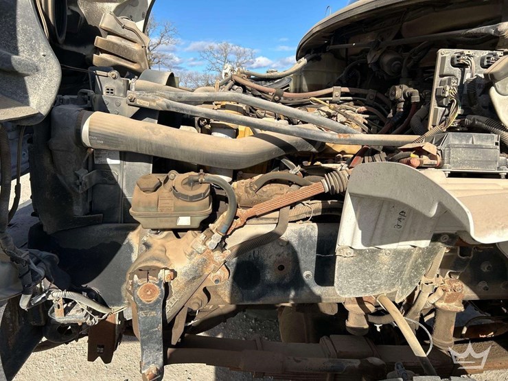 2006-freightliner-m2-bucket-truck-image-9