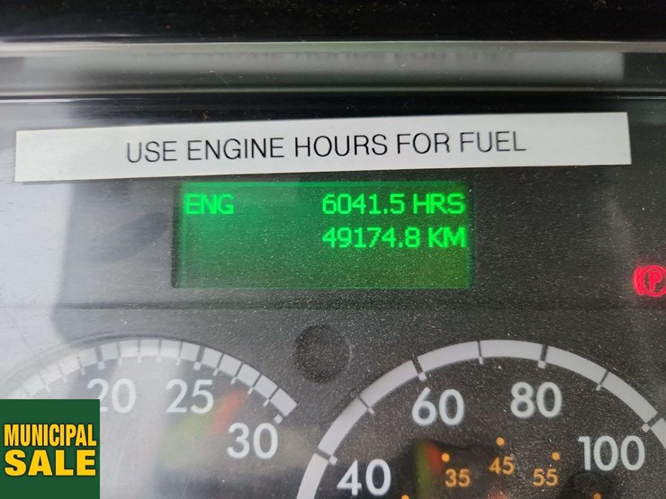 2016-freightliner-m2-106-image-24