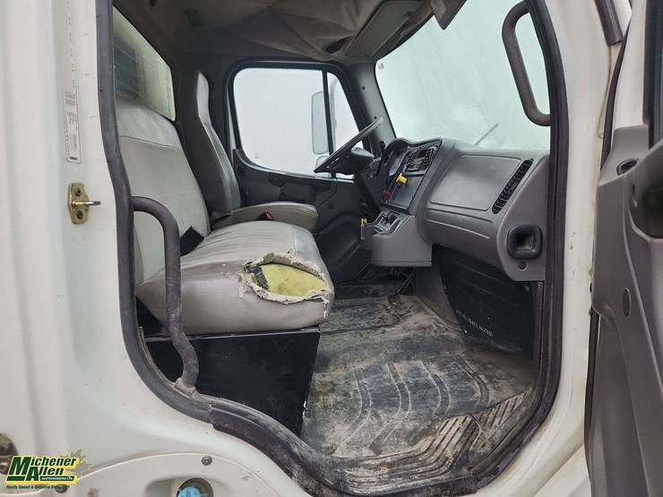 2007-freightliner-m2-106-image-13