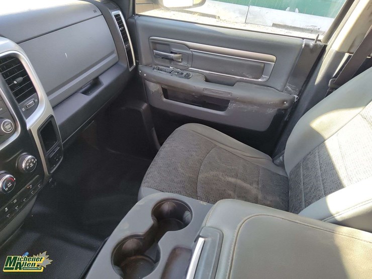 2015-dodge-3500-image-18