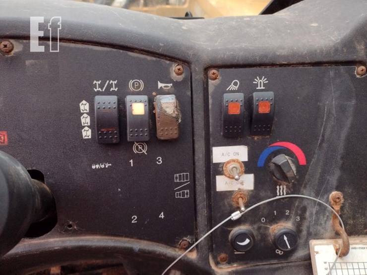 2015-caterpillar-tl1055c-image-8