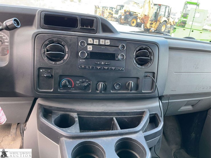 2013-ford-cargo-image-15