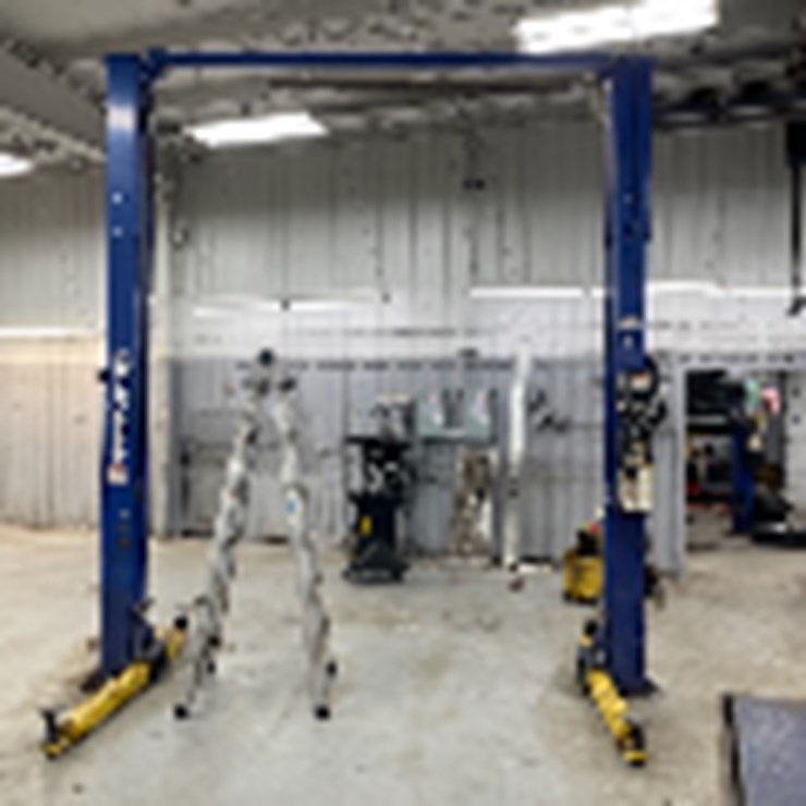 #3003 • D1g. Quality 10k lbs triple arm symmetrical lift