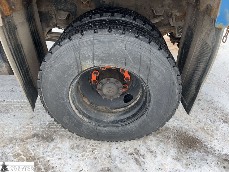 2011-freightliner-m2-106-image-11