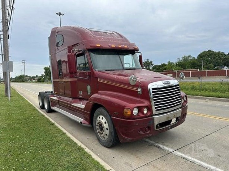 2004-freightliner-st120-truck-image-3