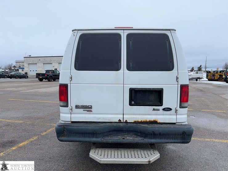 2014-ford-cargo-image-5