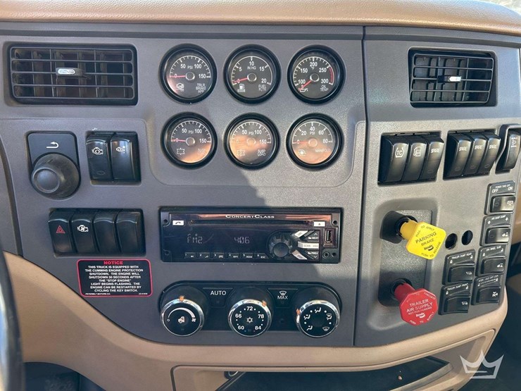 2017-peterbilt-567-image-15