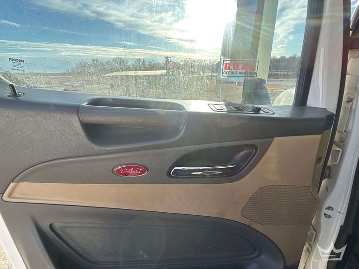 2017-peterbilt-567-image-10