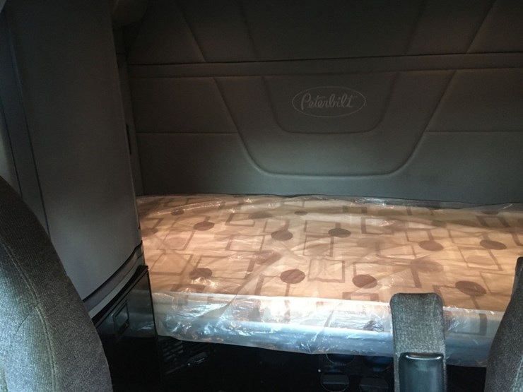 2016-peterbilt-579-image-10