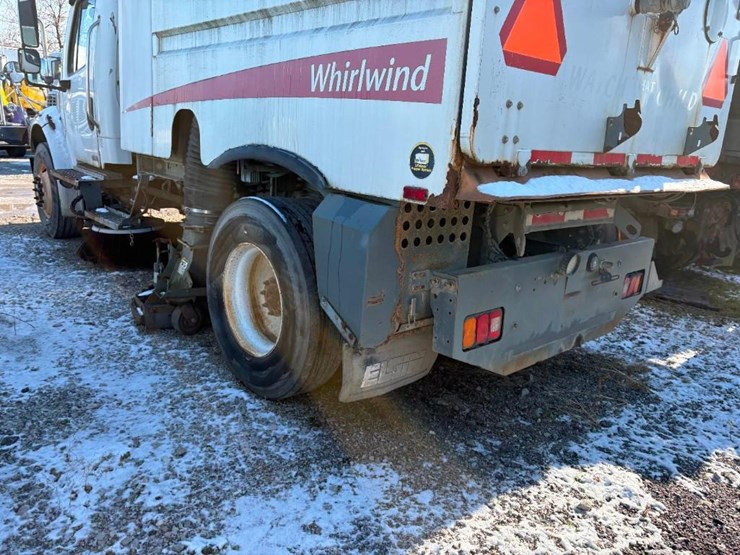 2008-freightliner-m2-106-image-7